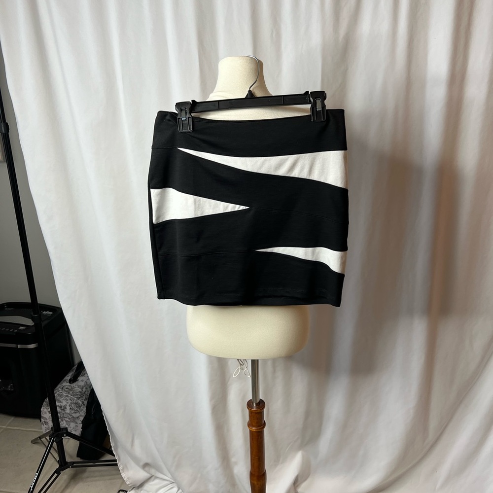 Basic House Black & White Asymmetrical Mini Skirt | Size L
